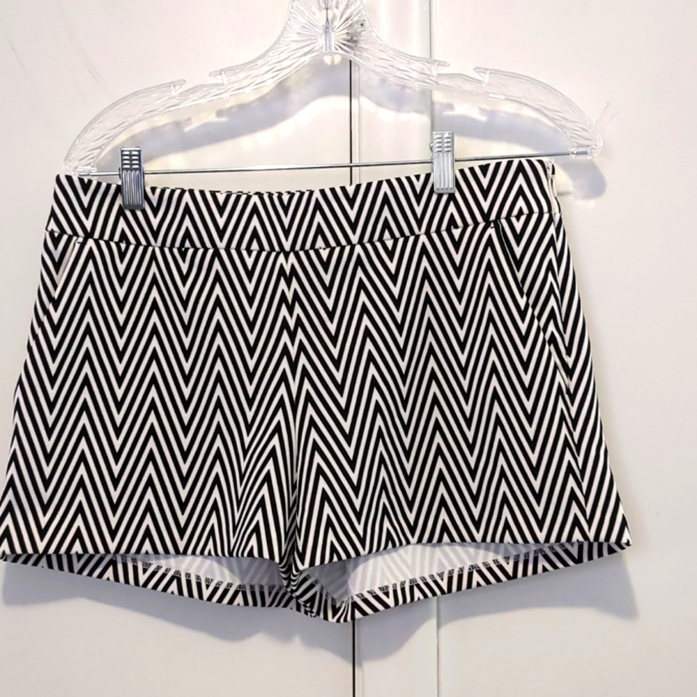 EXPRESS Black White Zigzag SHORTS Sz 4